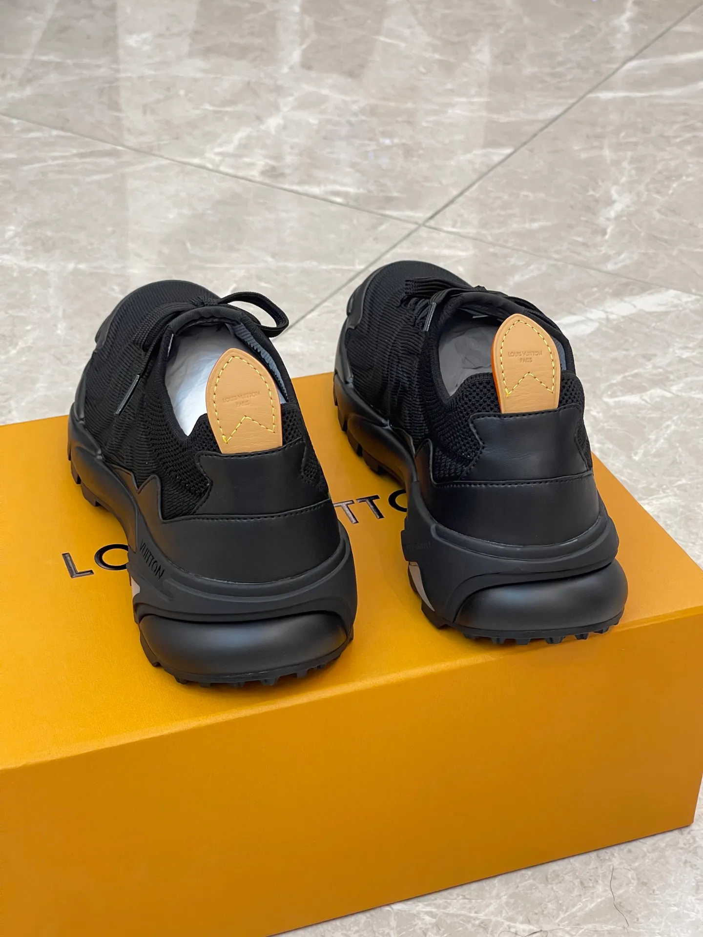 [L Home] Top P: 700💰 Size: 39-44 (customized at 38.45.46) LV Donkey Brand Louis Vuitton RUNNER TATIC new men's sneakers This LV Runner Tatic sneaker uses a whole piece of technical knitting to create an easy-to-take-off design, and then outlines the upper with cow leather trim. The LV logo on the side releases a dynamic atmosphere between the textures, the leather back strap is shaped like the handle fastener of the Louis Vuitton leather goods series, and the lightweight and wear-resistant two-tone rubber sole completes the whole. The toe and heel wrap details continue to provide comfortable fabric foot support, creating a stylish and stylish upper! Comes with full original packaging!